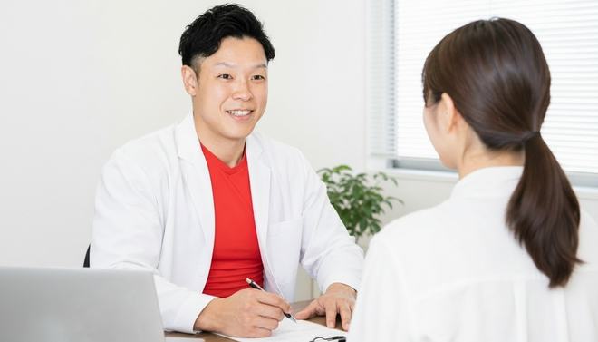 白衣で個別面談をしている様子